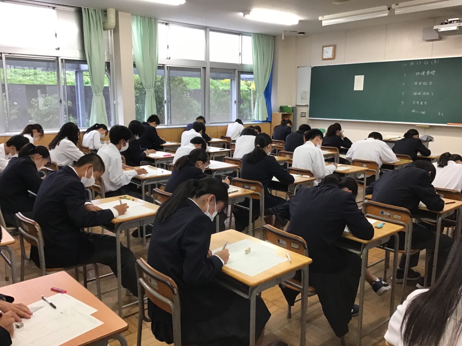 中間テスト　学びの力を確認してます。